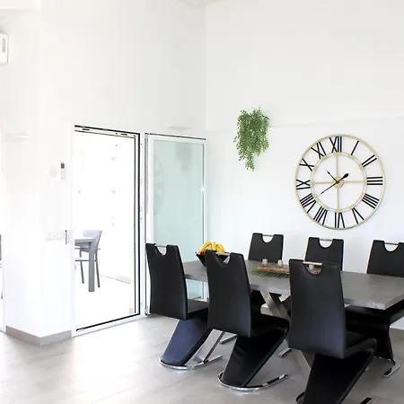 וילה Mediterranean In With Private Pool. קלפה